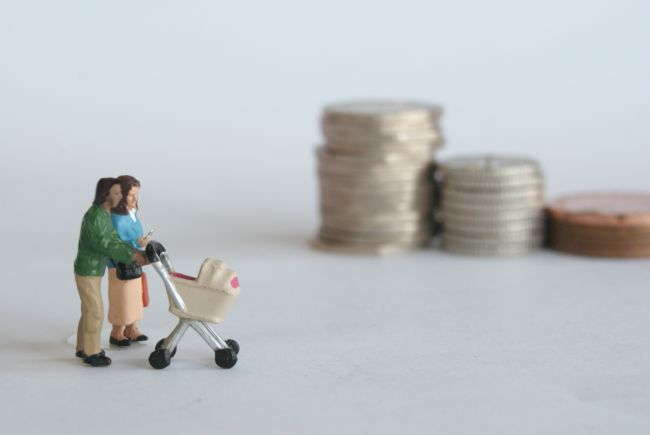 Small model figures with a shopping trolley