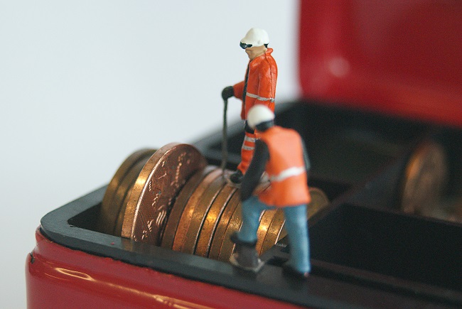 tiny workmen with coins